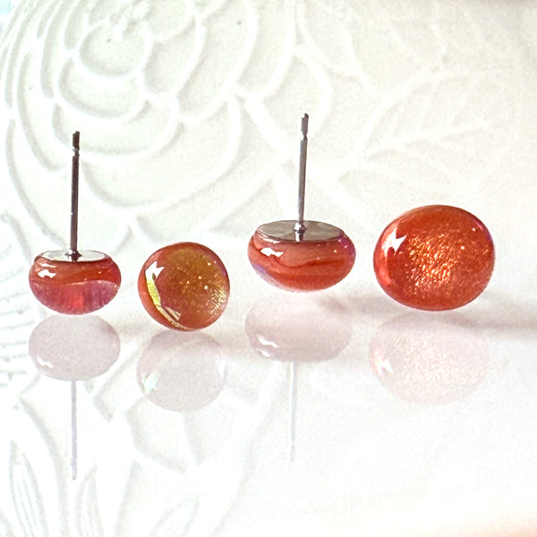 Dichro | Salmon stud earrings
