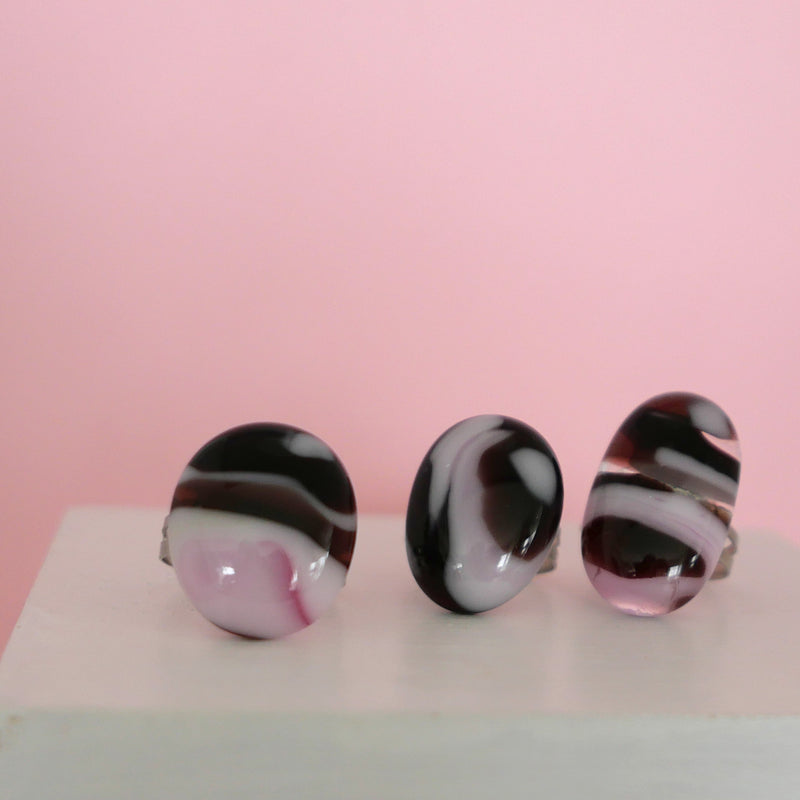 Accessorise your wardrobe with a pink and dark purple oval rings with adjustable band